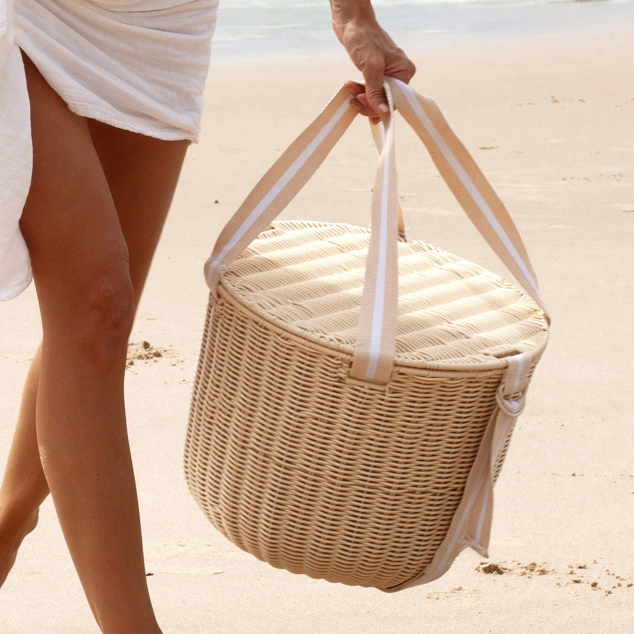 SUNNYLiFE Round Picnic Cooler Basket Le Weekend Natural